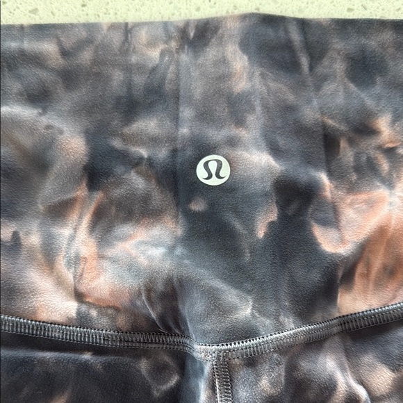 Good condition Lululemon Align 8" Tie-Dye Shorts - Picture 2 of 4